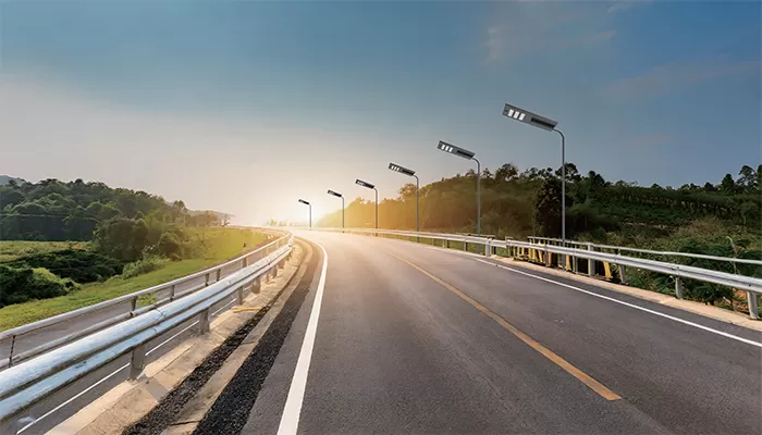 أضواء الشوارع الشمسية LED المتكاملة: توفير الطاقة والفوائد الصديقة للبيئة